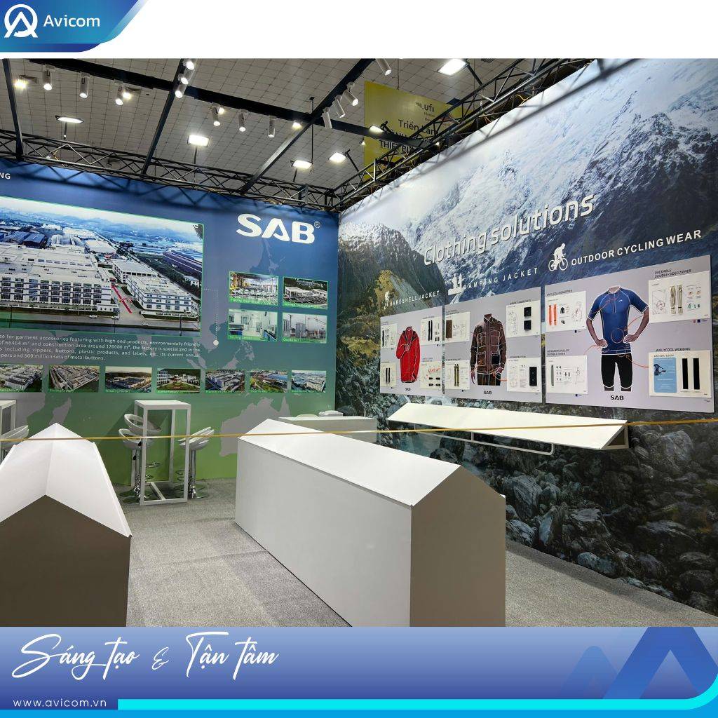 Khu vực trưng bày giải pháp phụ liệu và trang phục kỹ thuật, bố trí mạch lạc, dễ theo dõi và trao đổi chuyên môn